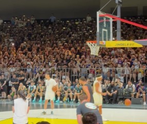 库里接应胞弟赛斯妙传 两度起跳终将篮球重扣入筐